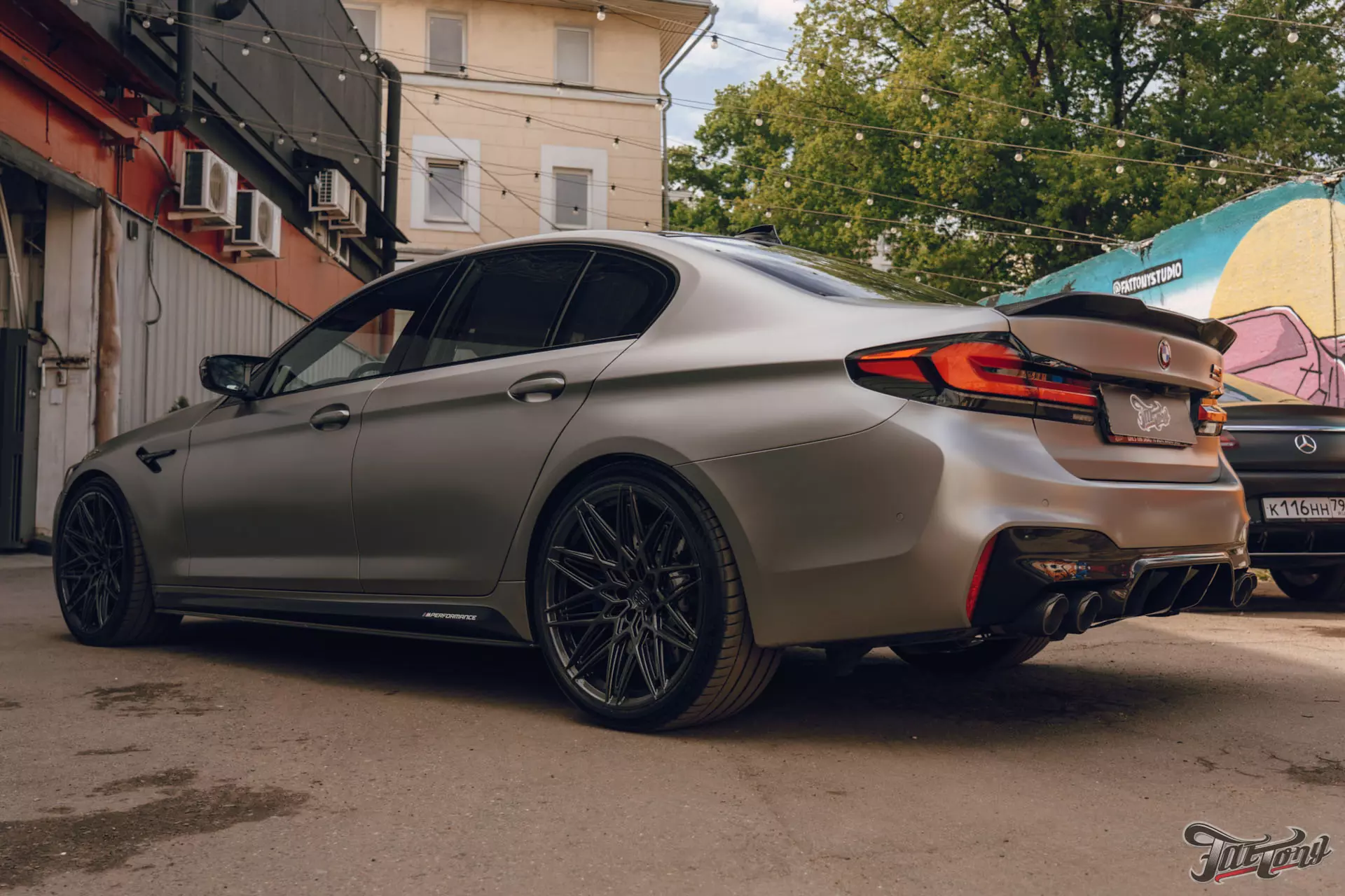 BMW M5. Новые кованые диски. Окрас дисков. Ремонт капота. Детейлинг